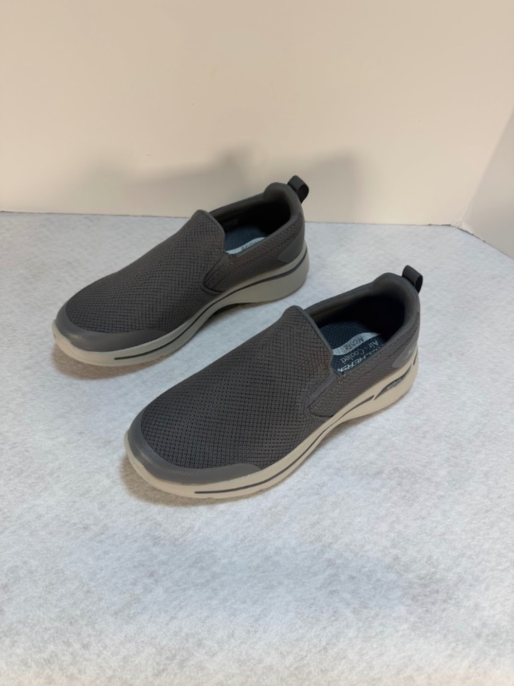 Skechers Arch Fit Slip On Shoes Mens 8.5 Gray Air Cooled NWOT 216121